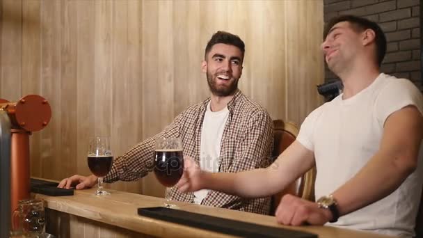 Twee mannelijke vrienden zitten op de Bank en Watch sport op televisie — Stockvideo