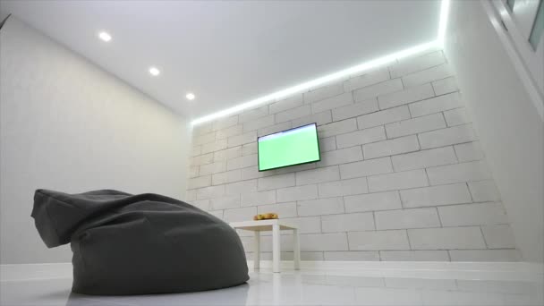Modernes Wohnzimmer mit Fernseher und Stuhltasche — Stockvideo