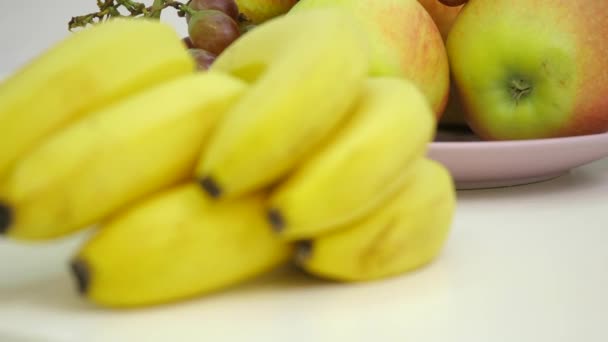 Frutos em uma mesa de madeira — Vídeo de Stock