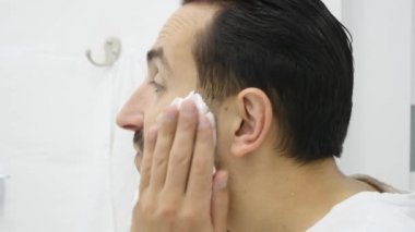 Yüz Cilt, Cilt Bakımı ve hijyen, sabah ritüel uygulanan tıraş köpüğü dostum