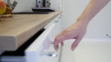 Kadın el açılış çekmece a mutfak dolabı beyaz