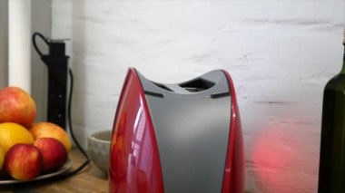 Kavrulmuş tost ekmeği tost makinesi duman iken haşhaş yukarıya çıkar