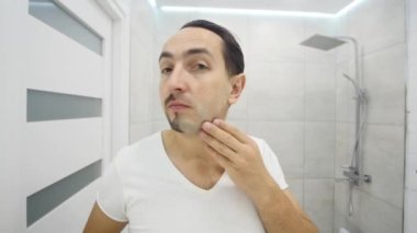 tıraş aynası önünde adam