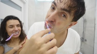 Çift fırçalama dişlerde banyo