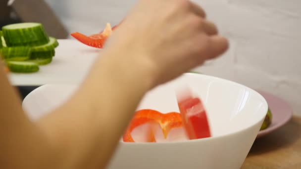 Beredning av sallader. Friska grönsaker i köket. Matlagning middag — Stockvideo