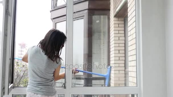 Женщины чистят окно — стоковое видео