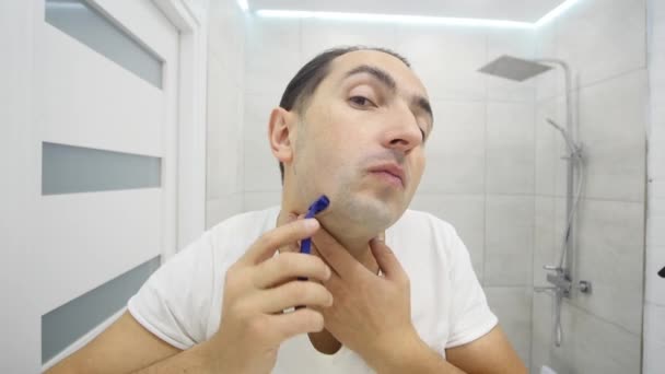 Άνθρωπος ξύρισμα μπροστά από τον καθρέφτη — Αρχείο Βίντεο