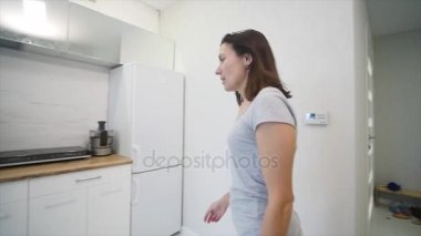 Genç kavgalar mutfak çift. Erkek ve kadın hayal kırıklığı içinde çığlık ve öfkeyle Gesticulate. Ağır çekim