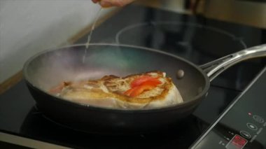 Tuz ve biber ile süslenmiş sıcak ızgarada lezzetli biftek yer. Biftek çiğ et Biftek kızart. et olmak tereyağı ve bir tavada ısıtmalı kızarmış. portre. ağır çekim