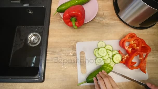 沙拉的制备。在厨房里的健康蔬菜。做晚饭 — 图库视频影像