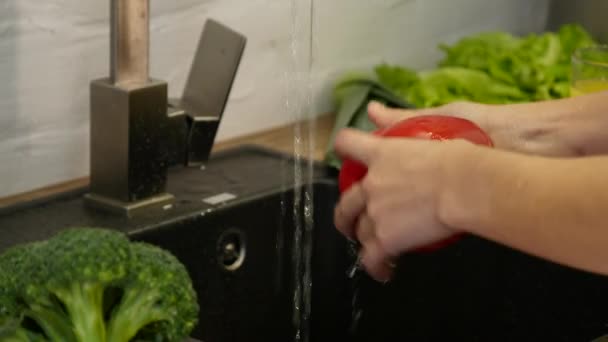 Жіночі руки миють свіжі овочі — стокове відео