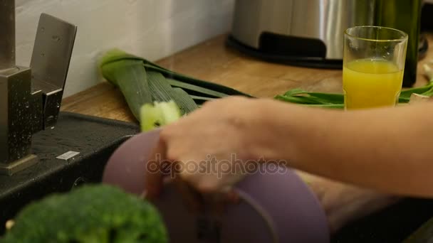 Женские руки мыть свежие овощи — стоковое видео