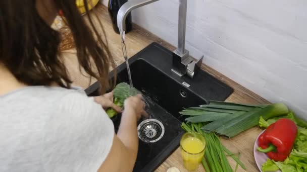 Mulheres mãos lavar legumes frescos — Vídeo de Stock