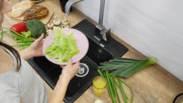 サラダの準備。キッチンでの野菜。夕食を作ってください。 — ストック動画