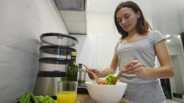 サラダの準備。キッチンでの野菜。夕食を作ってください。 — ストック動画