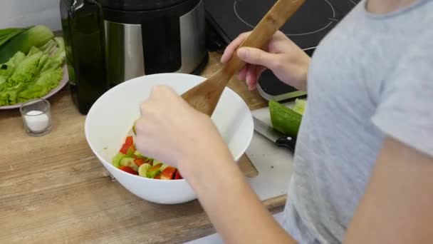 Beredning av sallader. Friska grönsaker i köket. Matlagning middag — Stockvideo