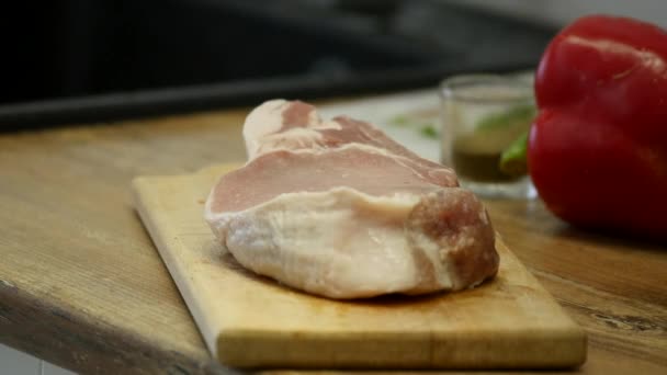 Bife de carne em uma tábua de madeira com especiarias — Vídeo de Stock