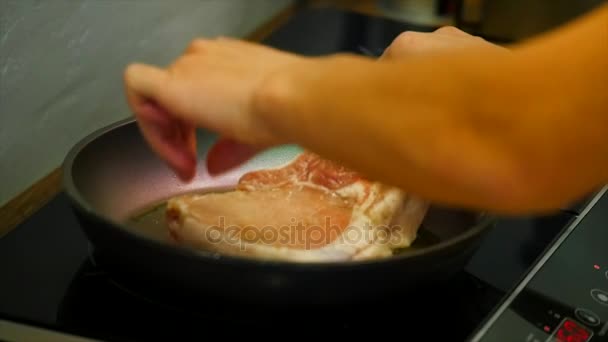 美味しいステーキは塩とコショウを添えてホットグリル上に配置。ステーキ肉牛肉を炒めます。バターと加熱中に鍋に揚げ肉がされています。クローズ アップ。スローモーション — ストック動画