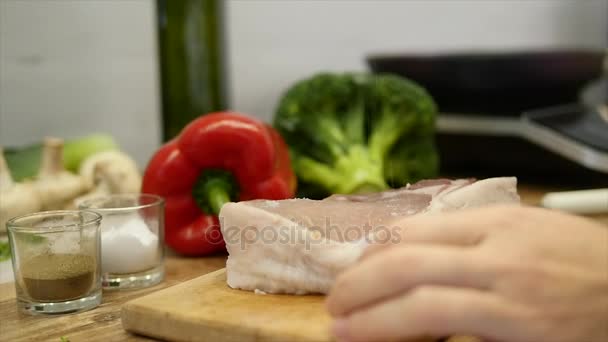 Hovězí steak na dřevěné desce s kořením — Stock video