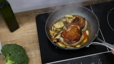 Tuz ve biber ile süslenmiş sıcak ızgarada lezzetli biftek yer. Biftek çiğ et Biftek kızart. et olmak tereyağı ve bir tavada ısıtmalı kızarmış. portre. ağır çekim