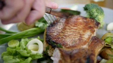 Bir adam evde biftek yiyor. yakın çekim