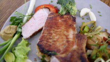 taze sıcak ızgara sığır eti biftek ahşap masa üzerinde plaka üzerinde