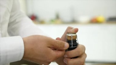 Adam iki kız arkadaşıyla yeni evine hareketli kutlamak için şampanya kadeh içki alıyor.