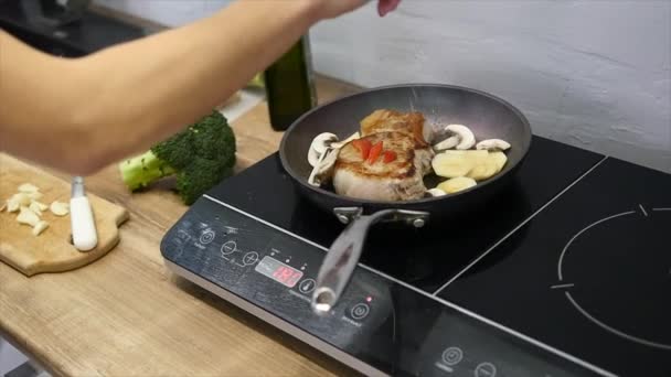 Délicieux steak placé sur un gril chaud garni de sel et de poivre. Faire frire le steak de viande crue de bœuf. viande étant du beurre frit et chauffée dans une casserole. gros plan. au ralenti — Video