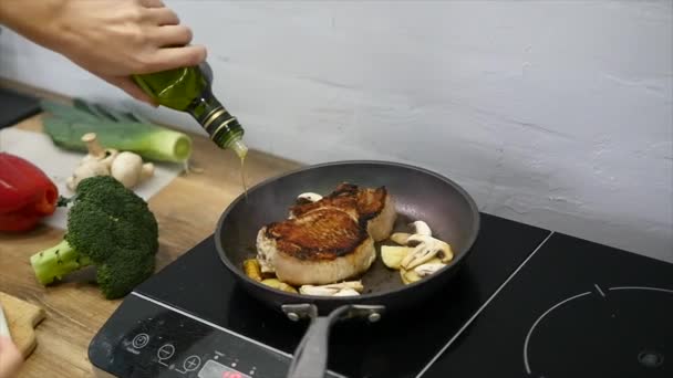 Läcker biff placeras på het grill garnerad med salt och peppar. Stek biff rått nötkött. köttet steks smör och värms i en kastrull. närbild. slowmotion — Stockvideo