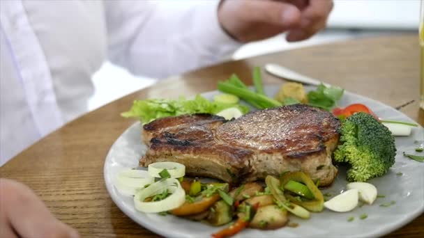 A man eats a steak at home . close-up — Stock Video