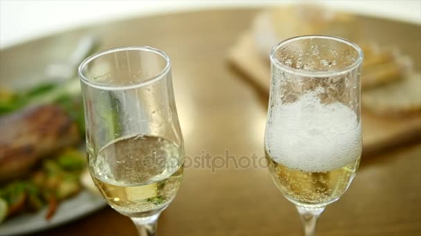 Fiatal párnak romantikus vacsora pezsgővel. Romantikus fogalmát. közelről. szelektív összpontosít — Stock videók