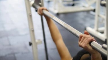 Ağırlık kaldırma dışarı çalışan kadın