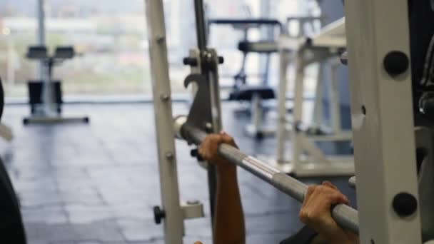 Mujer haciendo ejercicio levantando pesas — Vídeos de Stock