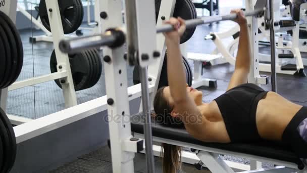 Woman working out lifting weights — Stock Video