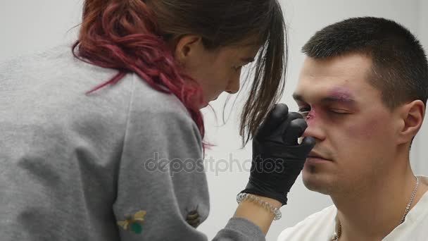 Maquillaje artista en el trabajo aplicando efectos especiales maquillaje — Vídeos de Stock