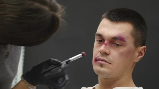 Maquillaje artista en el trabajo aplicando efectos especiales maquillaje — Vídeo de stock