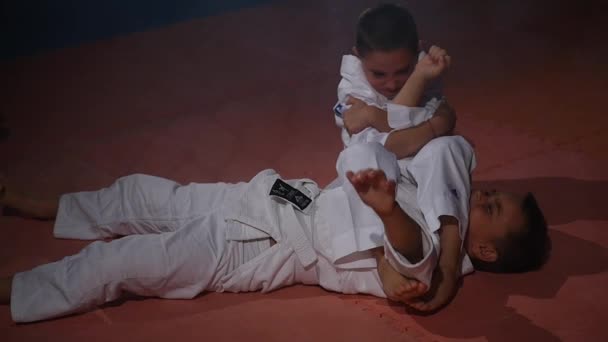 19.09.2017 - Chernivtsi, Ucrania. Karate - Los niños muy fuertes en la estera son la técnica de entrenamiento judo. cámara lenta — Vídeo de stock
