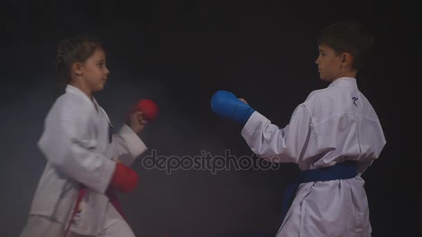 19.09.2017 - Tsjernivtsi, Oekraïne. Karate - zeer sterke kinderen op de mat zijn opleiding techniek judo — Stockvideo