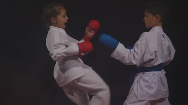 19.09.2017 - Chernivtsi, Ucrania. Karate - Los niños muy fuertes en la estera son la técnica de entrenamiento judo — Vídeo de stock