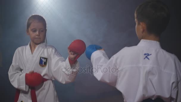 19.09.2017 - Chernivtsi, Ucrânia. Karatê - Crianças muito fortes no tapete são técnica de treinamento judô — Vídeo de Stock