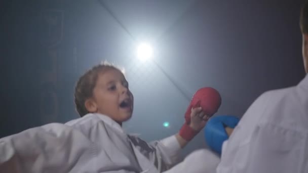 19.09.2017 - Chernivtsi, Ucrania. Karate - Los niños muy fuertes en la estera son la técnica de entrenamiento judo — Vídeos de Stock
