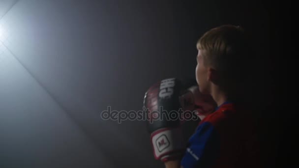 19.09.2017 - Černovice, Ukrajina. Karate - velmi silné děti na podložce jsou školení techniky judo — Stock video