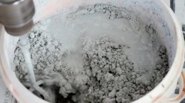 İnşaat hazırlanması için çimento karıştırma