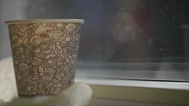 Taza de café cerca de ventana. Gente de fondo. lipse de tiempo — Vídeos de Stock