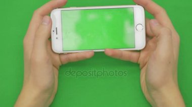 Akıllı telefon üzerinde yeşil ekran kullanarak ile çeşitli el hareketleri, yatay olarak, yakın çekim - ekran yeşil