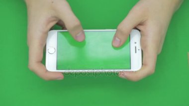 Akıllı telefon üzerinde yeşil ekran kullanarak ile çeşitli el hareketleri, yatay olarak, yakın çekim - ekran yeşil