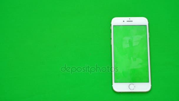 Usando el teléfono inteligente en la pantalla verde con varios gestos de la mano, vertikal, primer plano - pantalla verde — Vídeo de stock