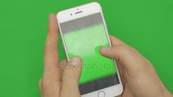 Yakın çekim yeşil perde ile çeşitli el jest, vertikal, akıllı telefon kullanma - ekran yeşil — Stok video