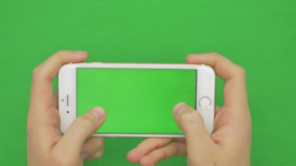 Utilisation du téléphone intelligent sur l'écran vert avec divers gestes de la main, horizontalement, fermer - écran vert — Video