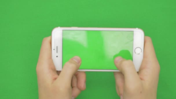 Pomocí chytrého telefonu na zelené obrazovce s různými gesty rukou, vodorovně, zblízka - zelená obrazovka — Stock video